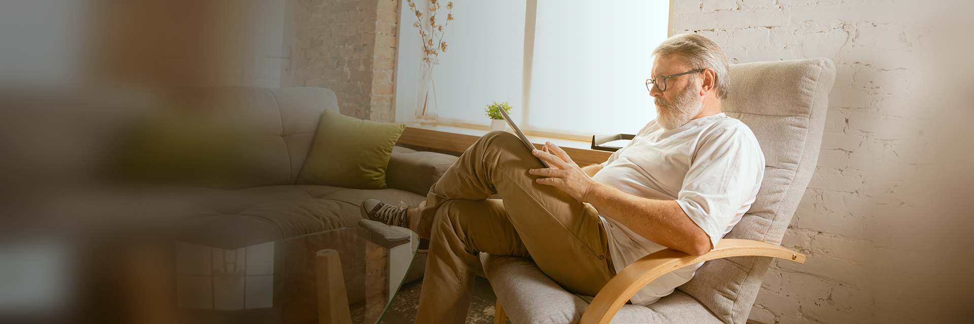 Reading-Man-on-Tablet