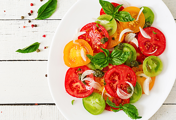 Tomato-salad-with-basil-and-onions